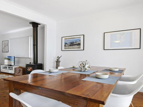 Sea Shack Renovated 1950s Beach House - Accommodation Newcastle 4