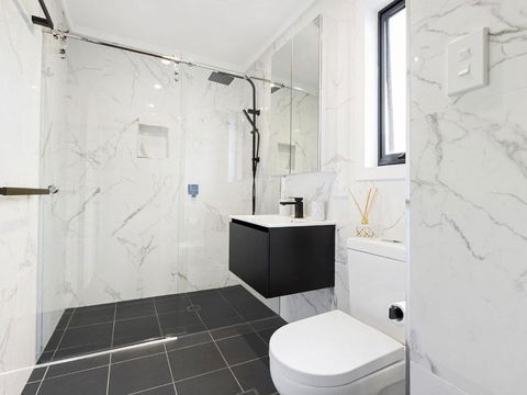 Shady Palms Modern Beach House With Studio - Accommodation Newcastle 1
