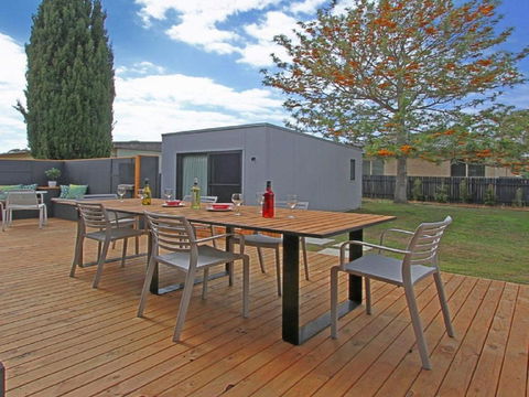 Shady Palms Modern Beach House With Studio - Accommodation Newcastle 5