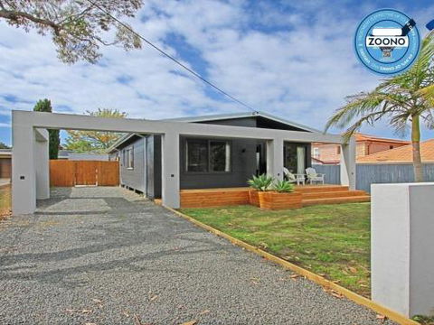 Shady Palms Modern Beach House With Studio - Accommodation Newcastle 3