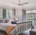 Sounds by the Sea open plan living metres to beach - Accommodation Newcastle