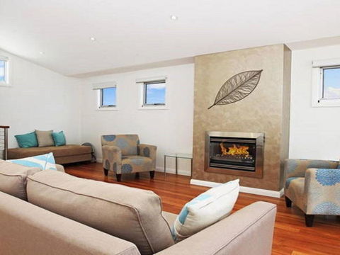 Surf Mist Contemporary Seaside Duplex - Accommodation Newcastle 5