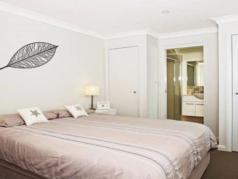 Surf Mist Contemporary Seaside Duplex - Accommodation Newcastle 4