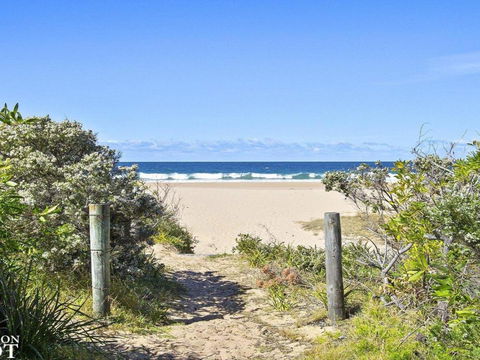 Sunset Beach Situated Between Two Beaches & A Lake - Accommodation Newcastle 3