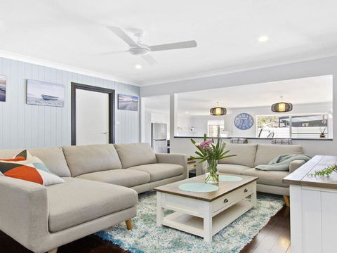 Sunset Beach Situated Between Two Beaches & A Lake - Accommodation Newcastle 4