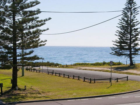 The Penguins Head Across From The Beach - Accommodation Newcastle 4