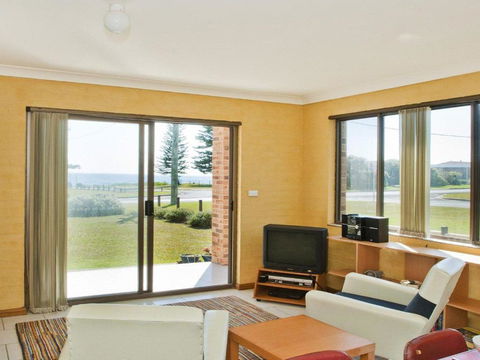 The Penguins Head Across From The Beach - Accommodation Newcastle 1