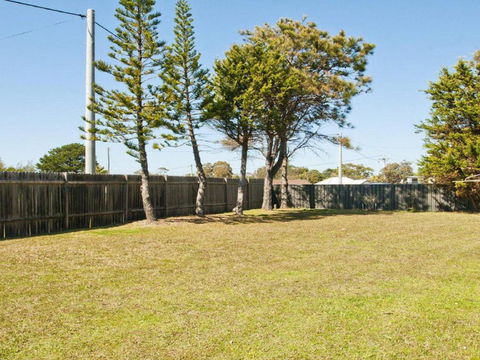 The Penguins Head Across From The Beach - Accommodation Newcastle 3