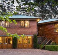 Treetops elegant inviting designer cedar home - Accommodation Newcastle
