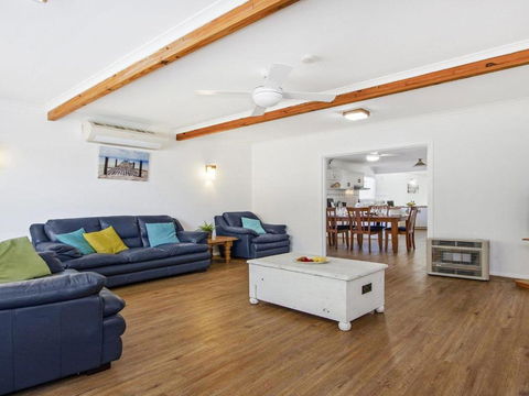 Whispering Waves Relaxing Beach House - Accommodation Newcastle 6