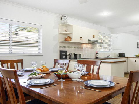 Whispering Waves Relaxing Beach House - Accommodation Newcastle 3