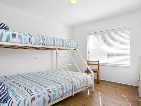 Whispering Waves Relaxing Beach House - Accommodation Newcastle 5