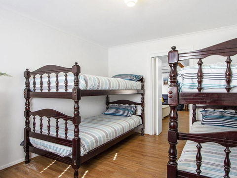 Whispering Waves Relaxing Beach House - Accommodation Newcastle 2