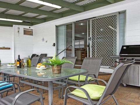 Whispering Waves Relaxing Beach House - Accommodation Newcastle 4