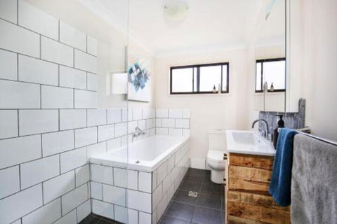Aloha Pet & Family Friendly 10 Min Walk To Beach - Accommodation Newcastle 2