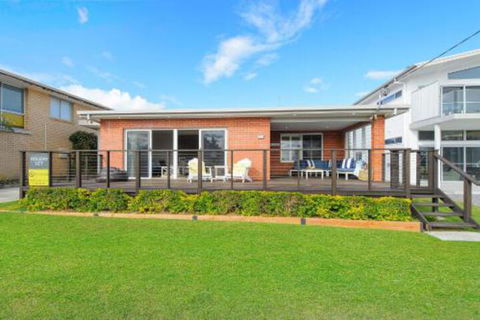 Casa Sorella Beachfront Family Home With Pool - Accommodation Newcastle 3
