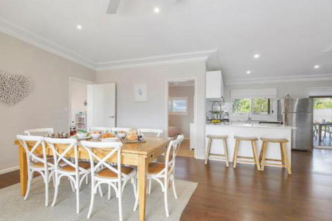 Casa Sorella Beachfront Family Home With Pool - Accommodation Newcastle 7