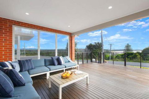 Casa Sorella Beachfront Family Home With Pool - Accommodation Newcastle 0