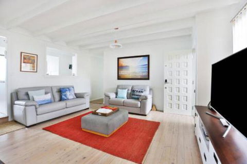 Azure Absolute Beachfront Pet Friendly - Accommodation Newcastle 5