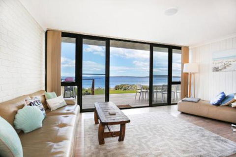 Azure Absolute Beachfront Pet Friendly - Accommodation Newcastle 7
