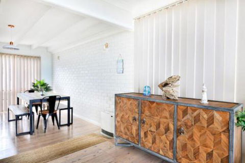 Azure Absolute Beachfront Pet Friendly - Accommodation Newcastle 4
