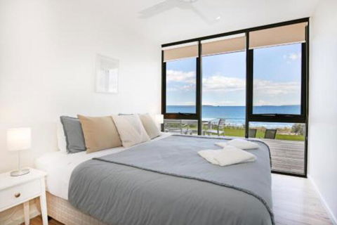 Azure Absolute Beachfront Pet Friendly - Accommodation Newcastle 3