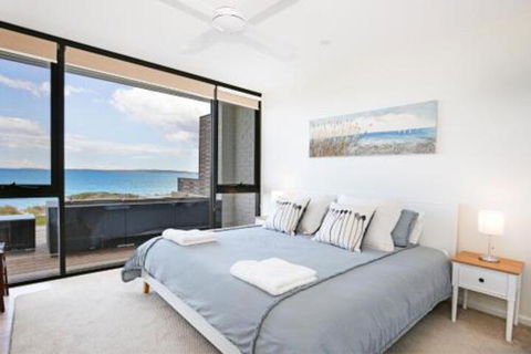 Azure Absolute Beachfront Pet Friendly - Accommodation Newcastle 6