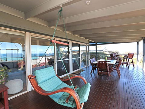 BAY VIEWS On MANNA DROMANA - Accommodation Newcastle 5