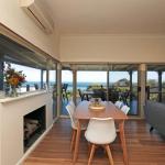 BAY VIEWS On MANNA DROMANA - Accommodation Newcastle 0