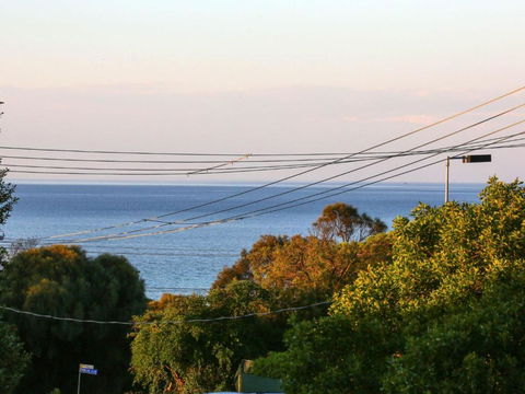 DROMANA BEACH SHACK... - Accommodation Newcastle 2