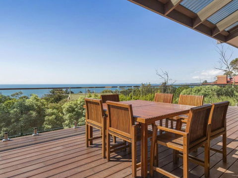 VIEWS At MCCRAE..... - Accommodation Newcastle 5