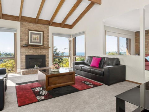 VIEWS At MCCRAE..... - Accommodation Newcastle 6