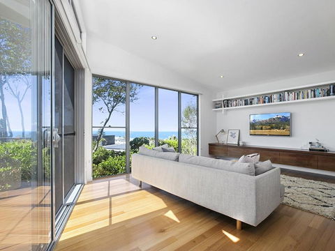 Stunning Seaviews Sunshine Beach - Accommodation Newcastle 3
