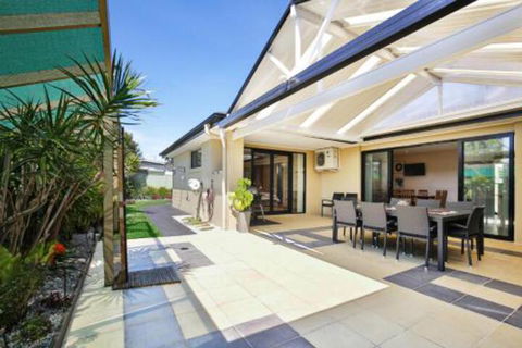 Sandy Bottom Pet Friendly 3 Min Walk To Beach - Accommodation Newcastle 0