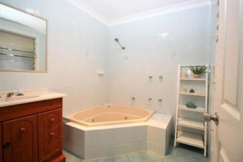 MAGIC BEACH HOUSE PET FRIENDLY - Accommodation Newcastle 2