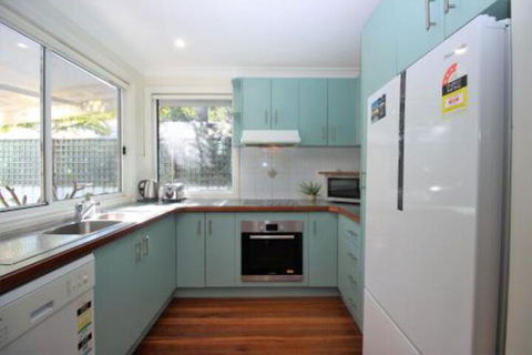 MAGIC BEACH HOUSE PET FRIENDLY - Accommodation Newcastle 4