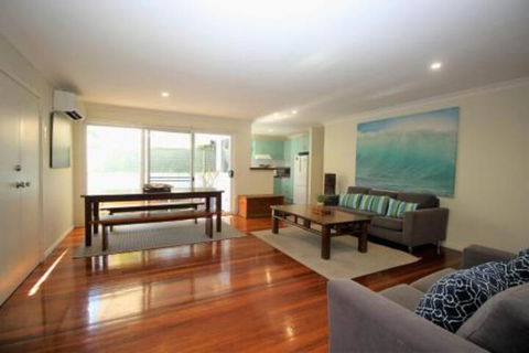 MAGIC BEACH HOUSE PET FRIENDLY - Accommodation Newcastle 5