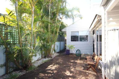 MAGIC BEACH HOUSE PET FRIENDLY - Accommodation Newcastle 7