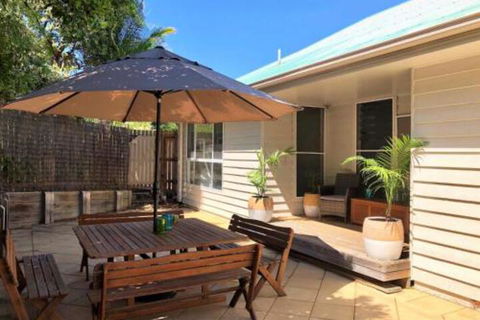 MAGIC BEACH HOUSE PET FRIENDLY - Accommodation Newcastle 0