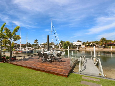 WATERFRONT HOME BORDERING MOOLOOLABA - Accommodation Newcastle 6