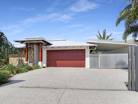 WATERFRONT HOME BORDERING MOOLOOLABA - Accommodation Newcastle 2