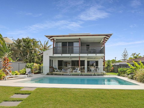 WATERFRONT HOME BORDERING MOOLOOLABA - Accommodation Newcastle 4
