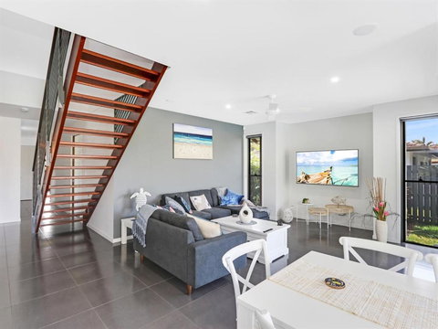 WATERFRONT HOME BORDERING MOOLOOLABA - Accommodation Newcastle 5