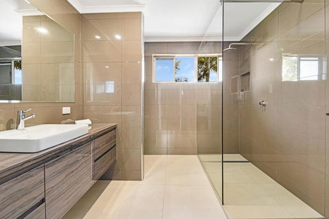 CANAL HOME NEAR MOOLOOLABA Kooringal - Accommodation Newcastle 4