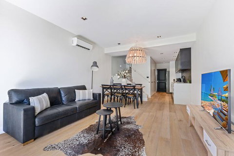 HomeHotel High End 3 Bedroom Terrace With Parking - Accommodation Newcastle 3