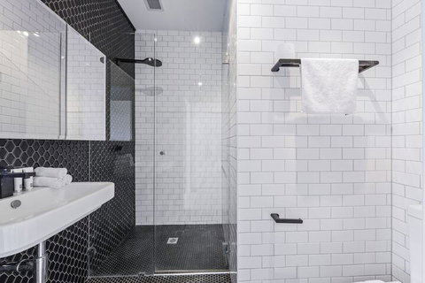 HomeHotel High End 3 Bedroom Terrace With Parking - Accommodation Newcastle 1