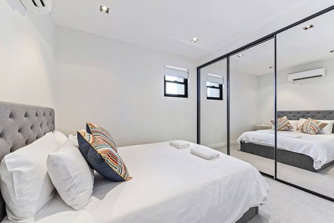HomeHotel High End 3 Bedroom Terrace With Parking - Accommodation Newcastle 2