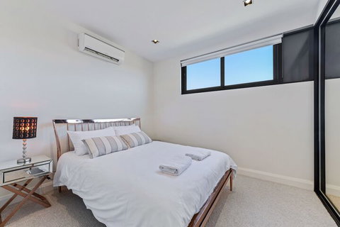 HomeHotel High End 3 Bedroom Terrace With Parking - Accommodation Newcastle 4