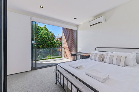 HomeHotel High End 3 Bedroom Terrace With Parking - Accommodation Newcastle 5