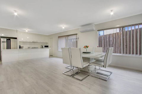 V & V Family Dream Away - Accommodation Newcastle 4